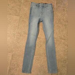 ISO !! Hollister jeggings / size 00